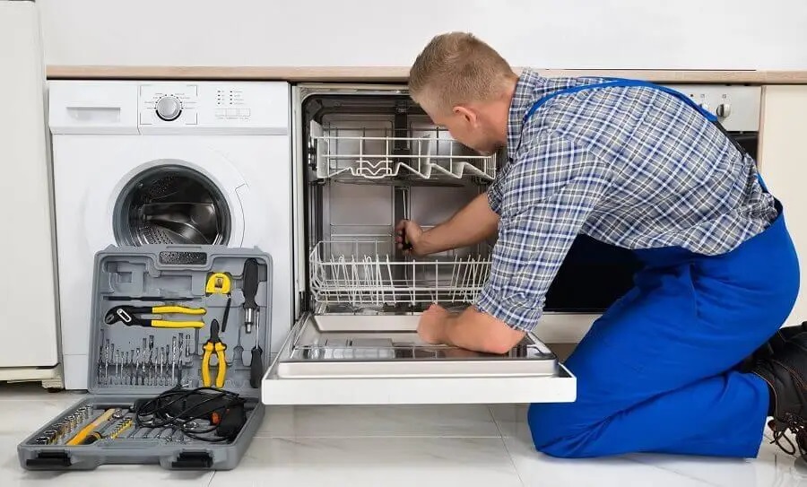 Kazan Warmhaus servisi teknisyen ekibi beyaz eşya tamiri yaparken